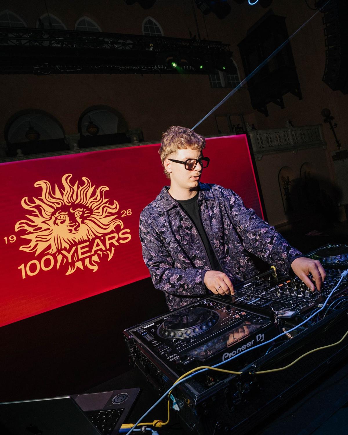 DJ framför 100 YEARS-grafik