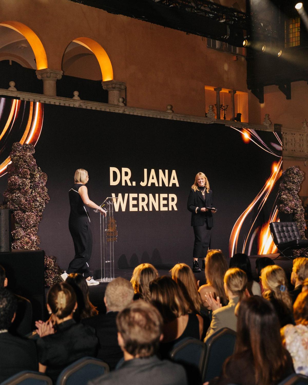 Dr. Jana Werner på scen